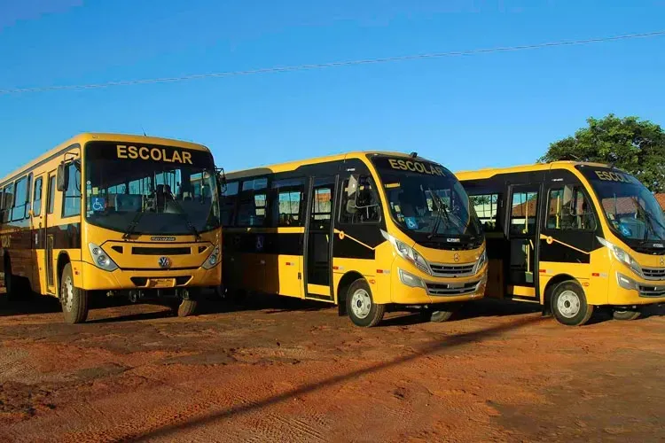 Monitores do transporte escolar cobram pagamentos atrasados em Brumado