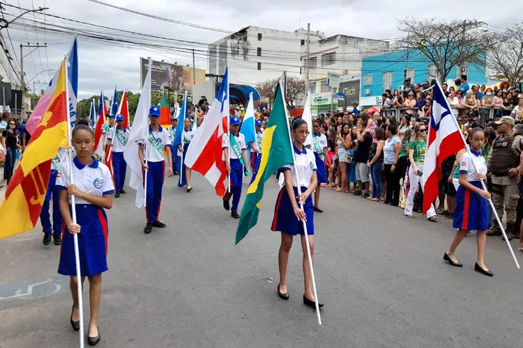 Após 2 anos, desfile cívico de 7 Setembro volta a ser realizado em Brumado