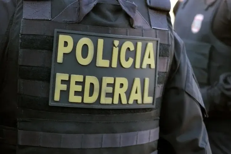 Operação da PF apura fraudes contra o sistema de vacinação que envolve Bolsonaro