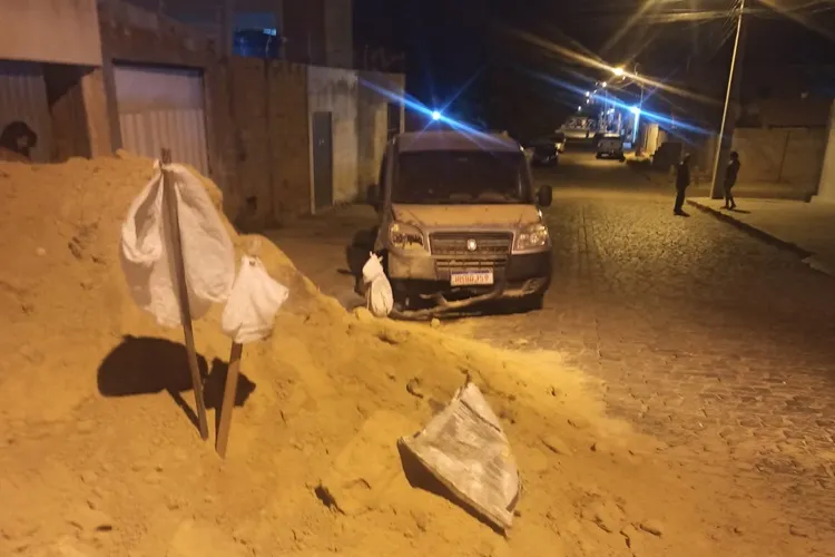 Motorista embriagado choca carro contra monte de areia no Alto Caiçara em Guanambi