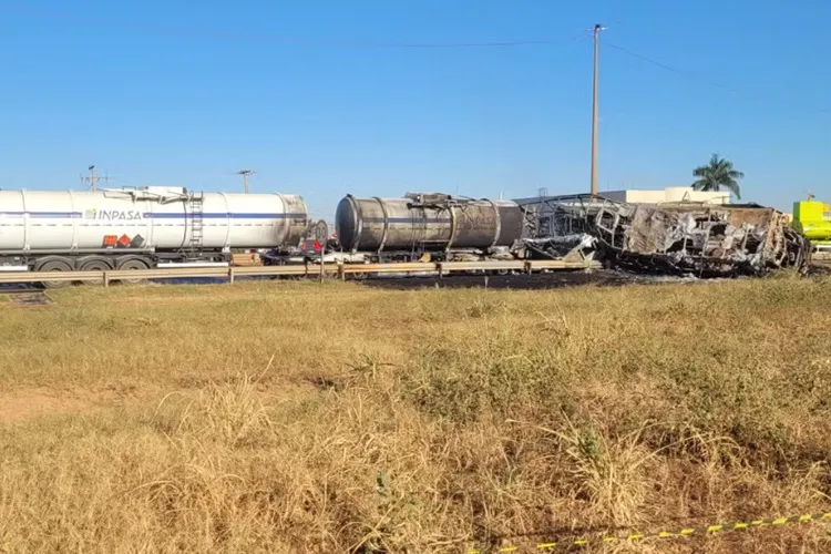 Batida entre caminhões e ônibus deixa 5 mortos e 16 feridos na BR-364