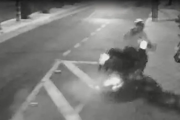 Vídeo: Motociclista acelera em curva e colide contra estaca de eucalipto em Guanambi