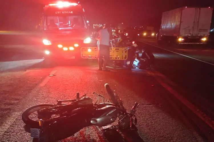 Duas pessoas ficam em estado grave após acidente de moto na BR-030 em Guanambi