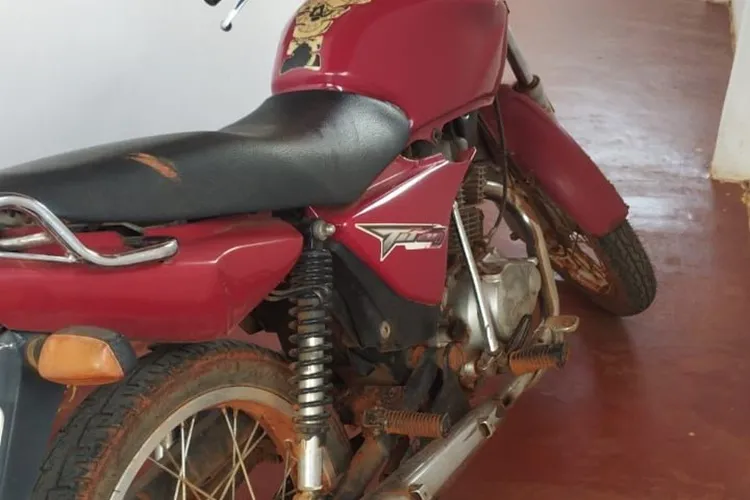 Polícia Militar recupera moto roubada às margens da BA-617 em Ibiassucê