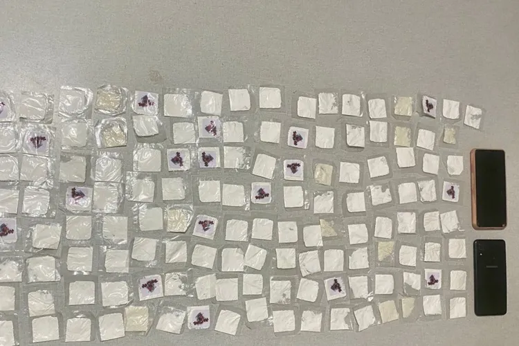 Menor é apreendido com 137 papelotes de cocaína em Macaúbas