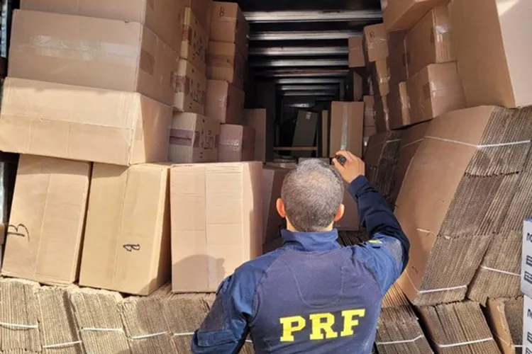 Urandi: PRF apreende carga com cerca de 750 mil maços de cigarros contrabandeados