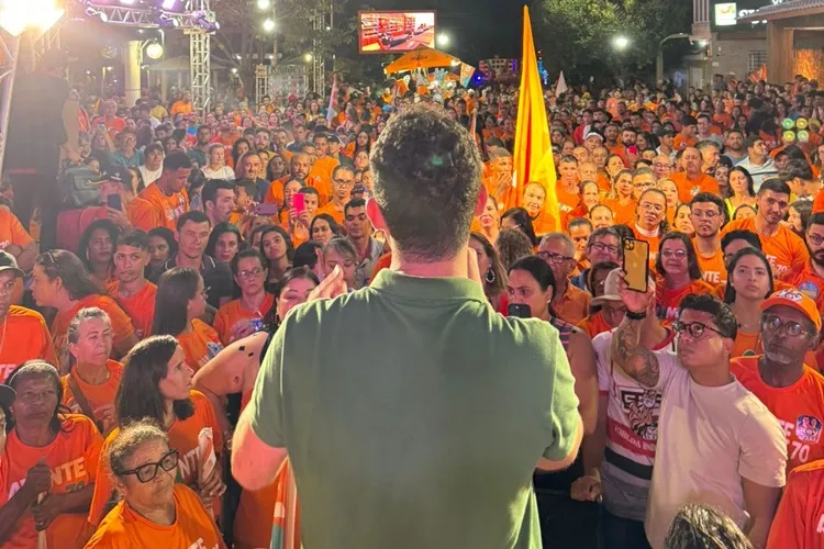 Fabrício Abrantes realiza caminhada e inaugura comitê central em Brumado