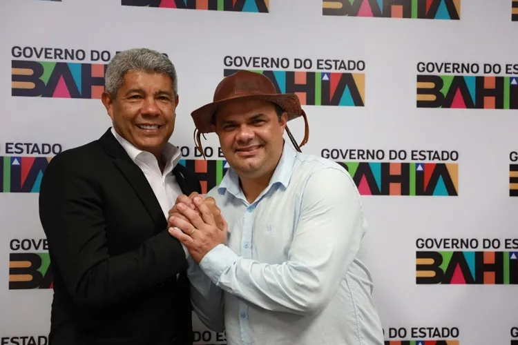 Governador entrega ambulância, trator e garante apoio para Rio de Contas