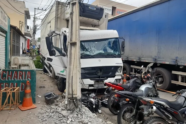 Caminhão desgovernado derruba árvore, colide contra veículos e derruba poste em Brumado
