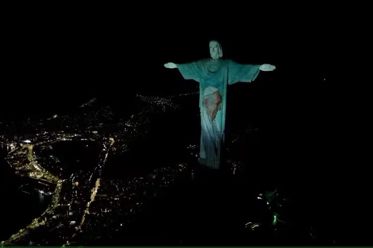 Cristo Redentor projeta imagem do papa Francisco e pede orações