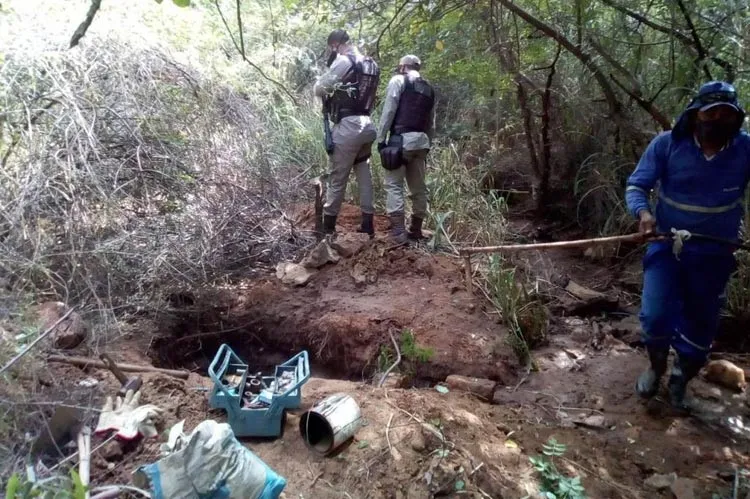 Embasa desconecta gatos que furtavam mais de 200 mil litros de água em Brumado