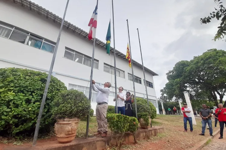 Autoestima e patriotismo: Prefeito realiza hasteamento das bandeiras em Brumado