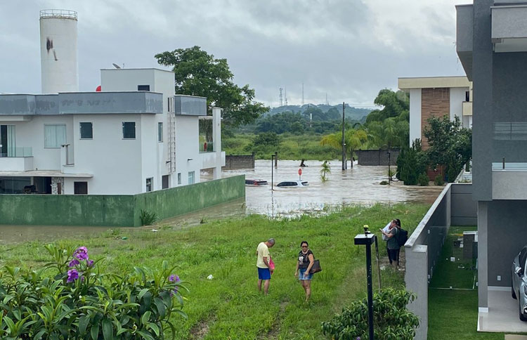 Condomínio de luxo fica totalmente alagado em Ilhéus