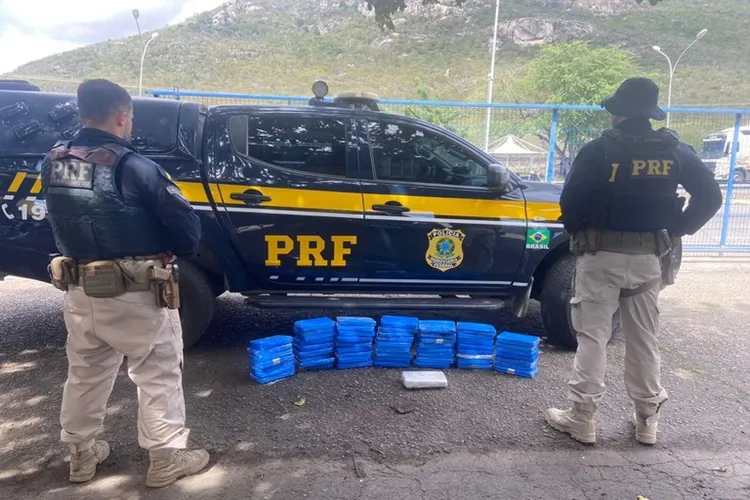 PRF apreende 58 kg de cocaína em veículo e prende traficante em Jequié