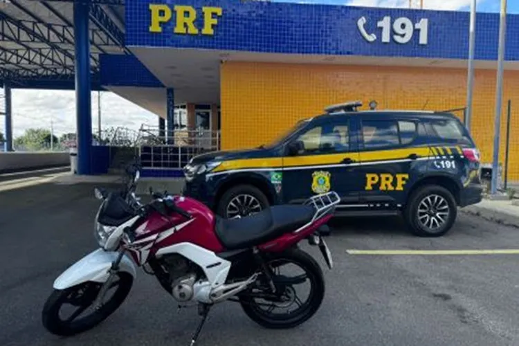 PRF recupera moto roubada dentro do bagageiro de ônibus em Vitória da Conquista