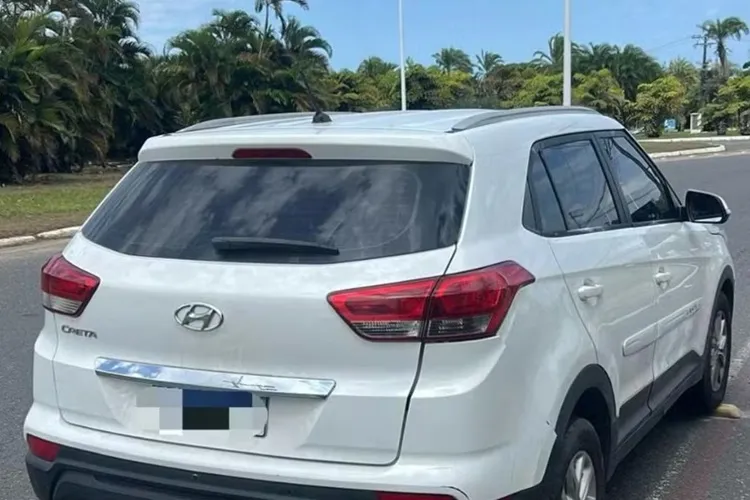 Jovem solto em audiência de custódia vai a Fórum com carro roubado e é preso novamente