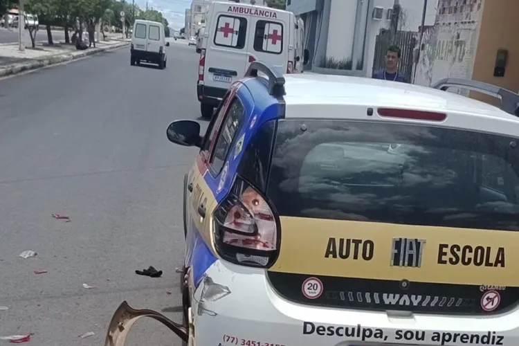 Motociclista bate em carro de autoescola em avenida de Guanambi