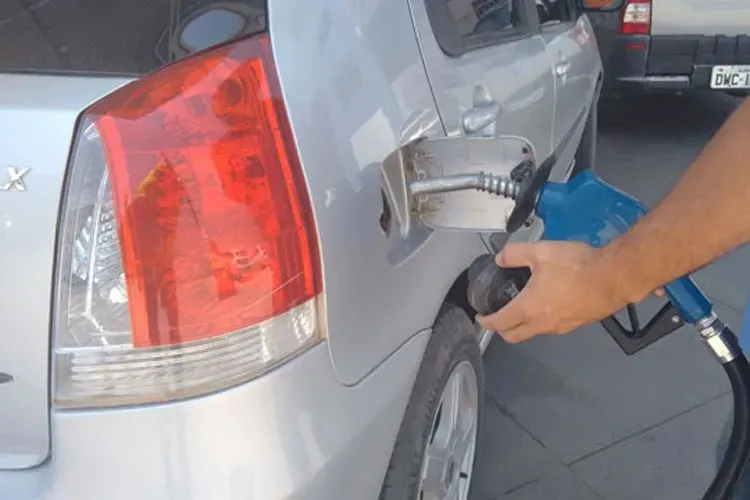 Acelen anuncia aumento de 3,2% no valor da gasolina na Bahia