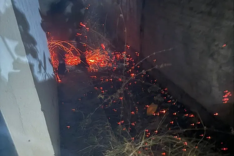 Fogos de artificio provoca incêndio em área de vegetação na torre da TVE em Rio do Pires