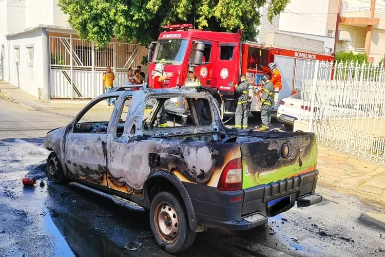 Carro pega fogo no centro da cidade de Guanambi