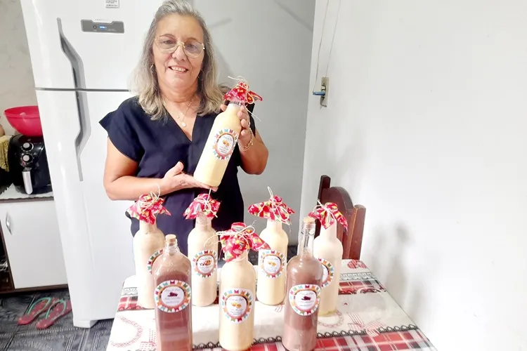 Brumado: Professora mantém tradição na fabricação do Licor da Nega