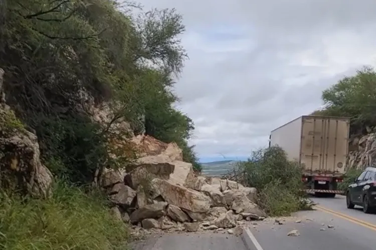 Deslizamento de terra e rocha interdita BA-262 em Aracatu