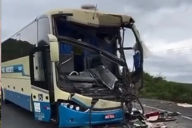 Vídeo: Acidente entre ônibus e caminhão baú deixa um morto na BA-245 em Ibipitanga