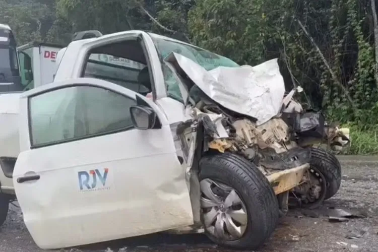 Brumadense morre após batida entre dois carros e uma carreta na BR-101 no sul da Bahia