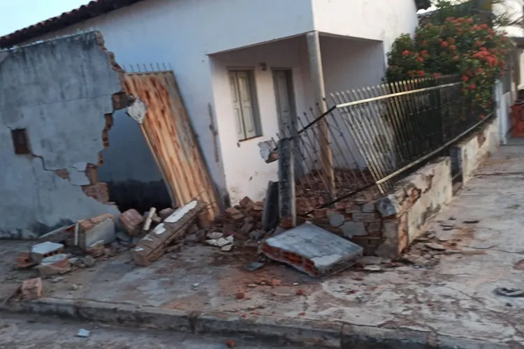 Condutora colide veículo contra muro de residência na cidade de Guanambi