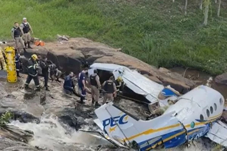 Avião com Marília Mendonça cai no interior de Minas Gerais