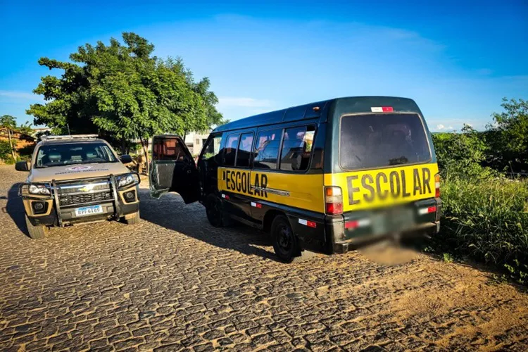 24º BPM recupera van escolar roubada em Brumado