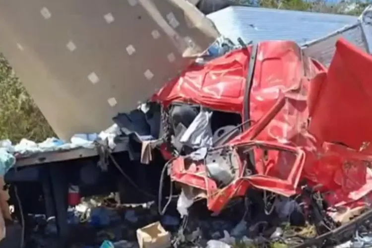 Homem morre e uma pessoa fica ferida após batida entre carretas em Cândido Sales