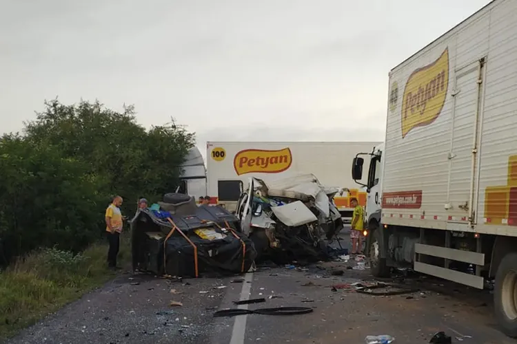 Batida entre dois caminhões e uma van deixa 2 mortos na BR-116 em Araci