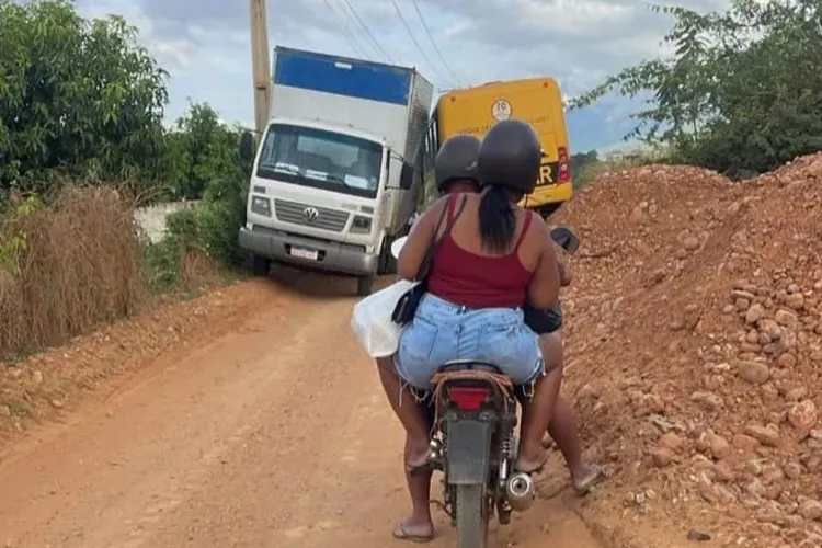 Obra parada em Livramento de Nossa Senhora causa transtornos e risco de acidentes