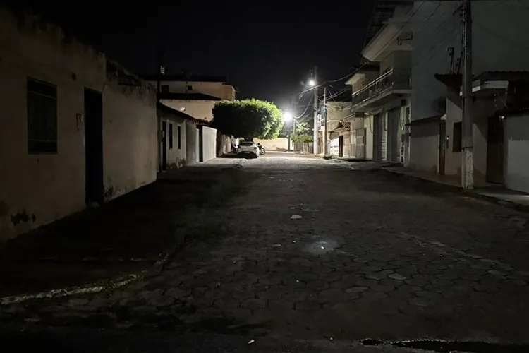 Parte da Rua Rui Barbosa encontra-se às escuras em Livramento de Nossa Senhora