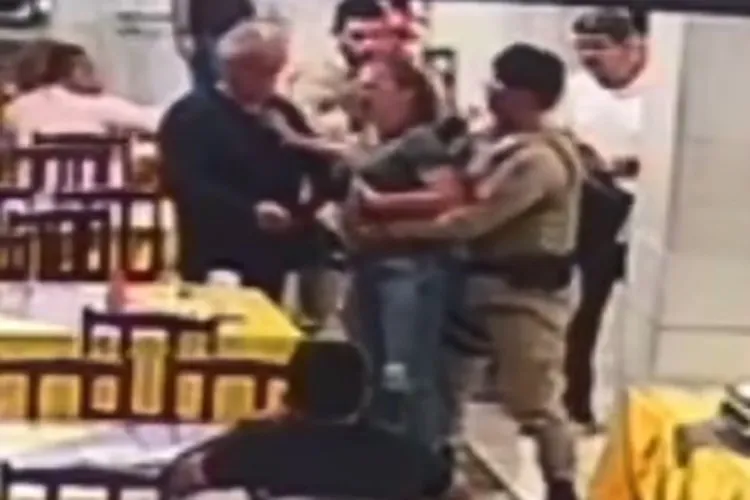 Vídeo: PM socorre mulher vítima de engasgamento dentro de lanchonete em Aracatu