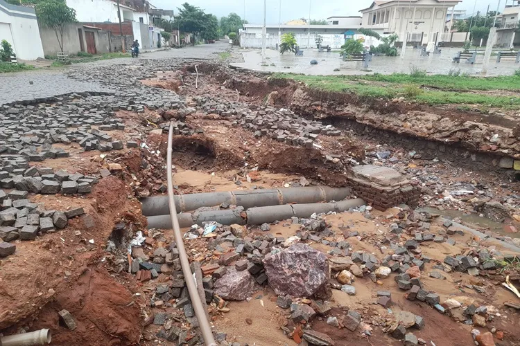 95 mm de chuvas causa estragos nas ruas de Brumado e 280 pontos críticos