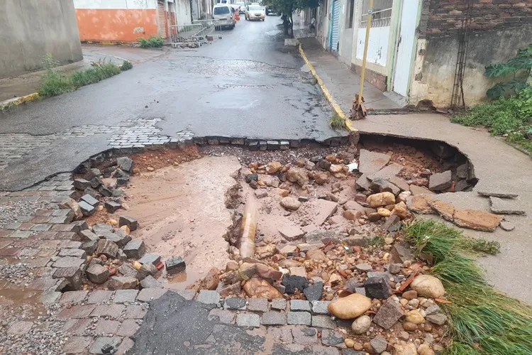 95 mm de chuvas causa estragos nas ruas de Brumado e 280 pontos críticos