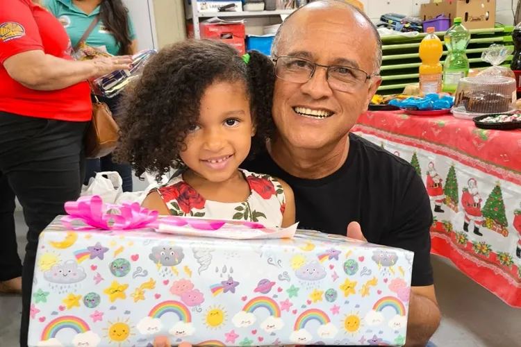 Entrega de brinquedos transforma o Natal das crianças em Creche de Brumado