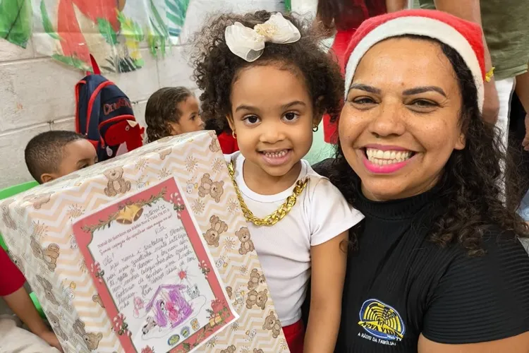 Entrega de brinquedos transforma o Natal das crianças em Creche de Brumado