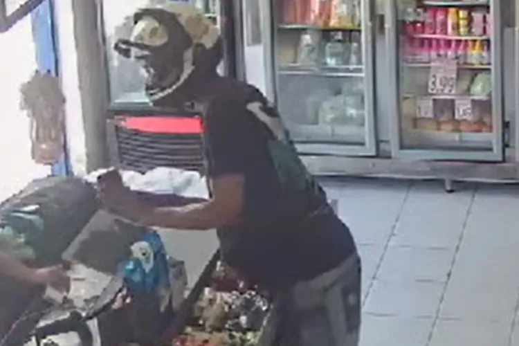 Homem simulando estar armado assalta supermercado em Guanambi