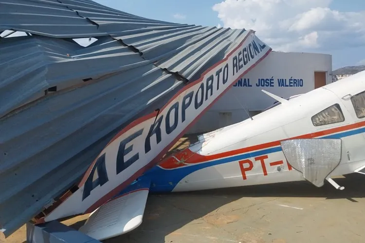 Vídeo: Redemoinho destrói telhado de aeroporto e atinge aeronave em Paramirim