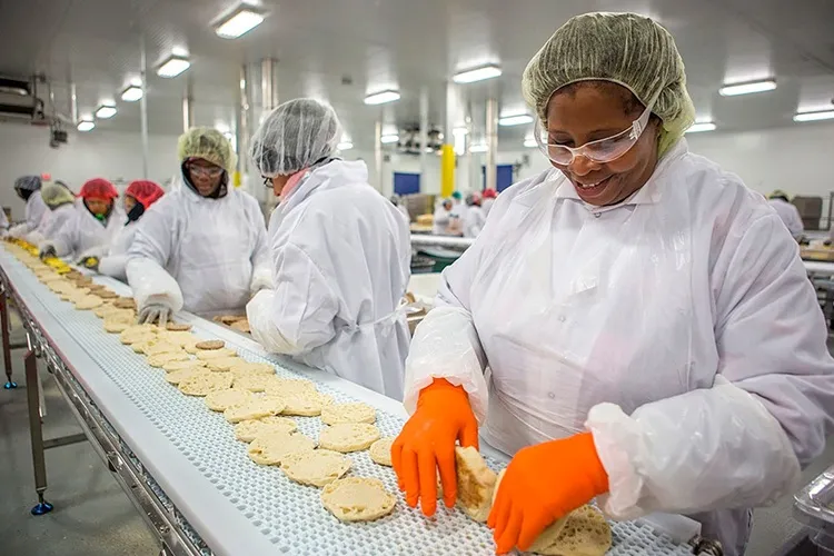 Indústria de alimentos é a que mais emprega no Brasil, diz IBGE