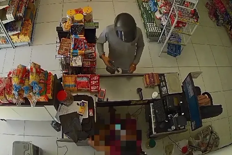 Vídeo: Mercado é alvo de roubo à mão armada na cidade de Guanambi