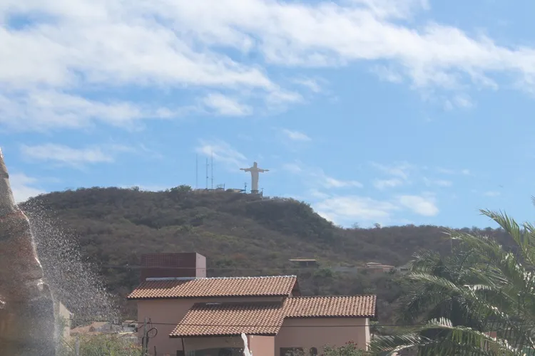 Justiça determina remoção de propaganda com efeito outdoor em Macaúbas