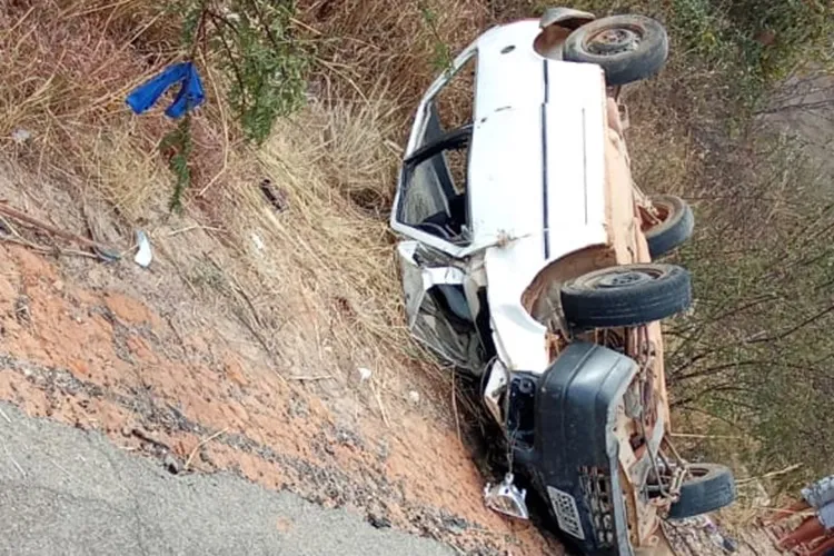 Jovem morre após capotar carro de entrega de mercadorias na BA-156 em Tanque Novo