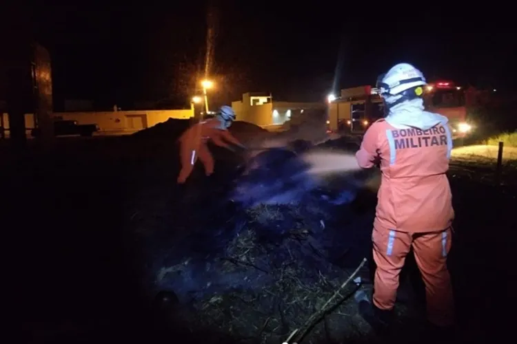 Bombeiros apagam incêndio em lote no Bairro Shangrilá em Bom Jesus da Lapa