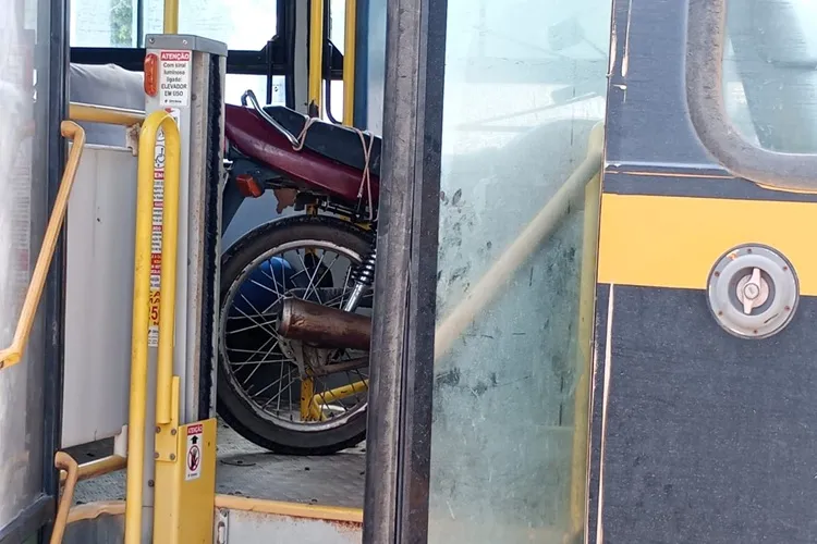 Vídeo: Ônibus escolar é flagrado transportando moto em feira pública de Matina