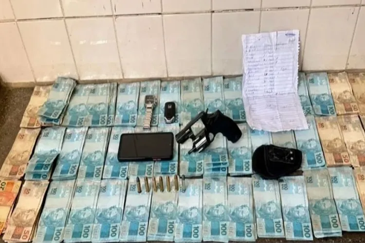 Homem é preso com arma de fogo e R$ 47 mil em Aracatu