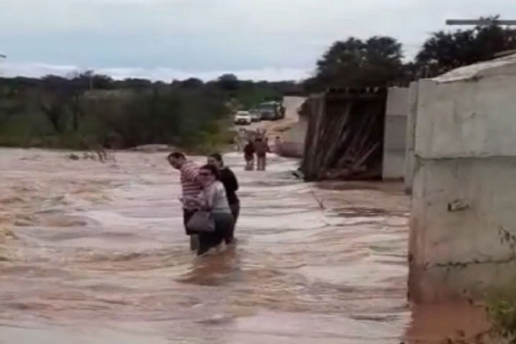 Brumado: Vereadora cruza ponte no distrito de Cristalândia dentro da água com a ajuda de populares